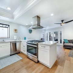 AC,  spa, bikes, deck, Steps to beach and shops
