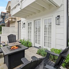 The Americana w/ AC, spa, bikes steps to the sand