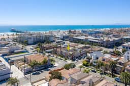 AC,  spa, bikes, deck, Steps to beach and shops - Image 3