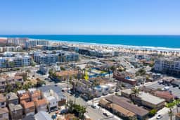 AC,  spa, bikes, deck, Steps to beach and shops - Image 4