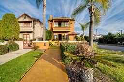 Peaceful Oasis, spacious and clean with roof deck, great location. - Image 2