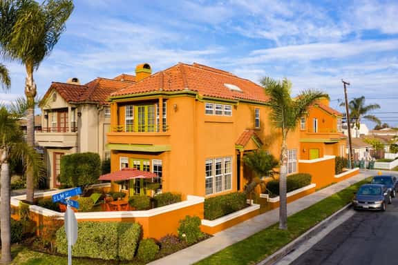 Peaceful Oasis, spacious and clean with roof deck, great location. - Image 1