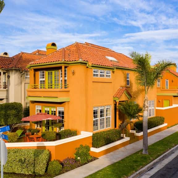 Peaceful Oasis, spacious and clean with roof deck, great location. - Image 1