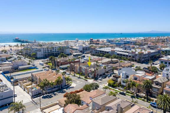 AC,  spa, bikes, deck, Steps to beach and shops - Image 3
