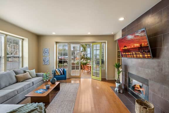 Peaceful Oasis, spacious and clean with roof deck, great location. - Image 3