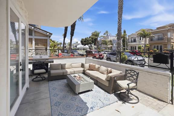 Coastal Dream 3 blocks form the sand Down town HB w/ AC - Image 3