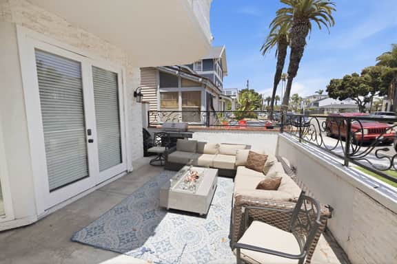 Coastal Dream 3 blocks form the sand Down town HB w/ AC - Image 2